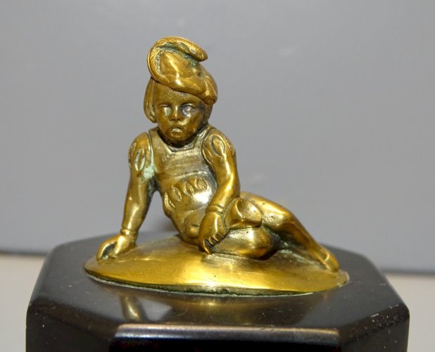 -JOLI ANCIEN PETIT BRONZE JEUNE PAGE SUR MARBRE NOIR étiquette LITTLE BOY BLUE D
