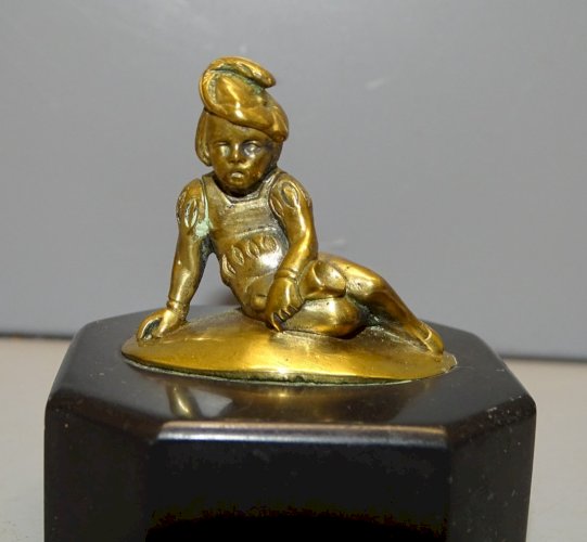 -JOLI ANCIEN PETIT BRONZE JEUNE PAGE SUR MARBRE NOIR étiquette LITTLE BOY BLUE D
