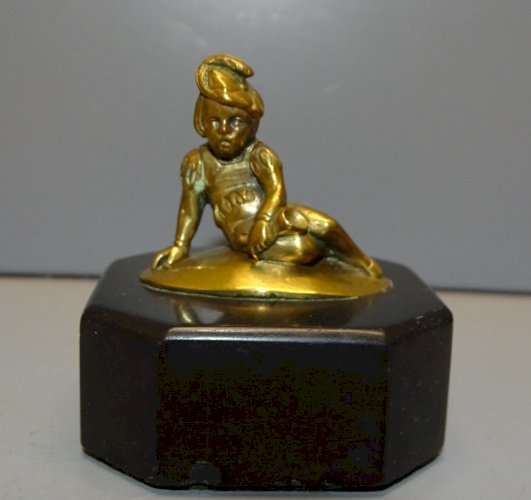 -JOLI ANCIEN PETIT BRONZE JEUNE PAGE SUR MARBRE NOIR étiquette LITTLE BOY BLUE D