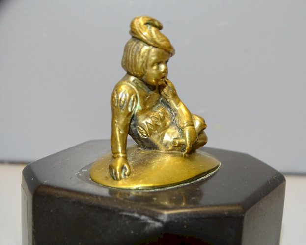 -JOLI ANCIEN PETIT BRONZE JEUNE PAGE SUR MARBRE NOIR étiquette LITTLE BOY BLUE D