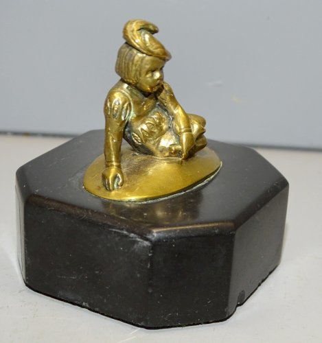 -JOLI ANCIEN PETIT BRONZE JEUNE PAGE SUR MARBRE NOIR étiquette LITTLE BOY BLUE D