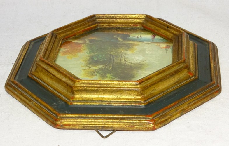 -JOLI ANCIEN PETIT CADRE BOIS DORE et PEINT avec PETITE PEINTURE  XXe  Signée  D