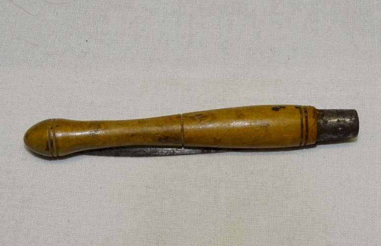 -JOLI ANCIEN PETIT COUTEAU PLIANT MANCHE BOIS LAME GRAVEE COGNE COLLECTION