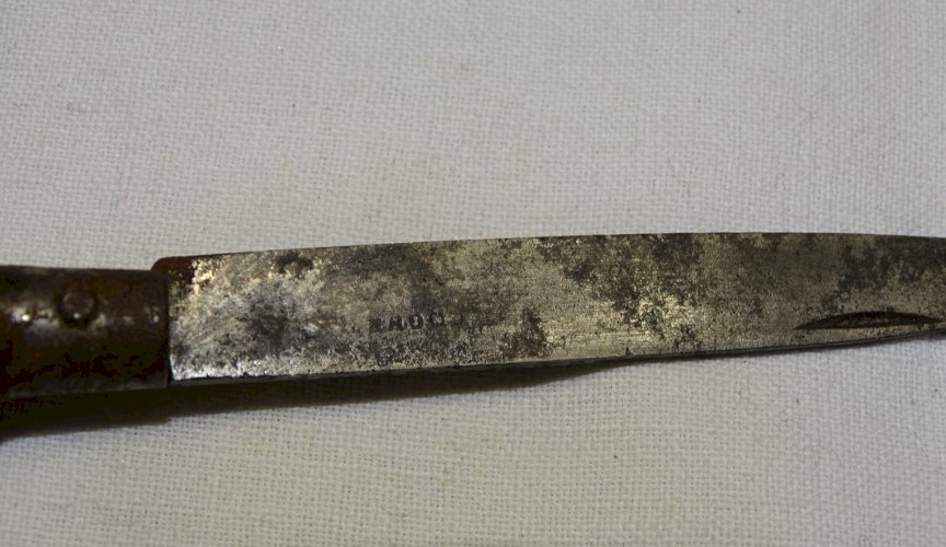 -JOLI ANCIEN PETIT COUTEAU PLIANT MANCHE BOIS LAME GRAVEE COGNE COLLECTION