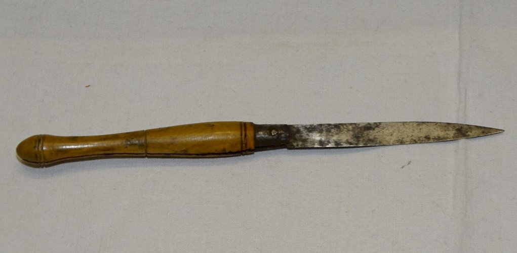 -JOLI ANCIEN PETIT COUTEAU PLIANT MANCHE BOIS LAME GRAVEE COGNE COLLECTION