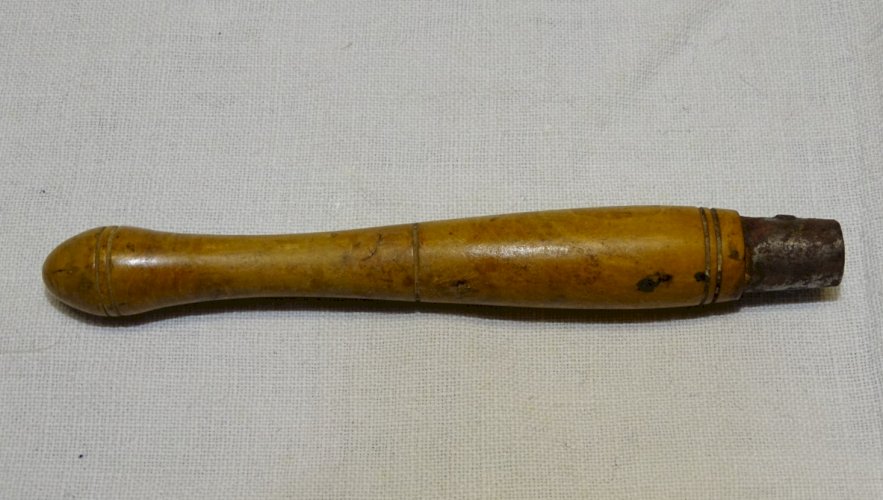 -JOLI ANCIEN PETIT COUTEAU PLIANT MANCHE BOIS LAME GRAVEE COGNE COLLECTION