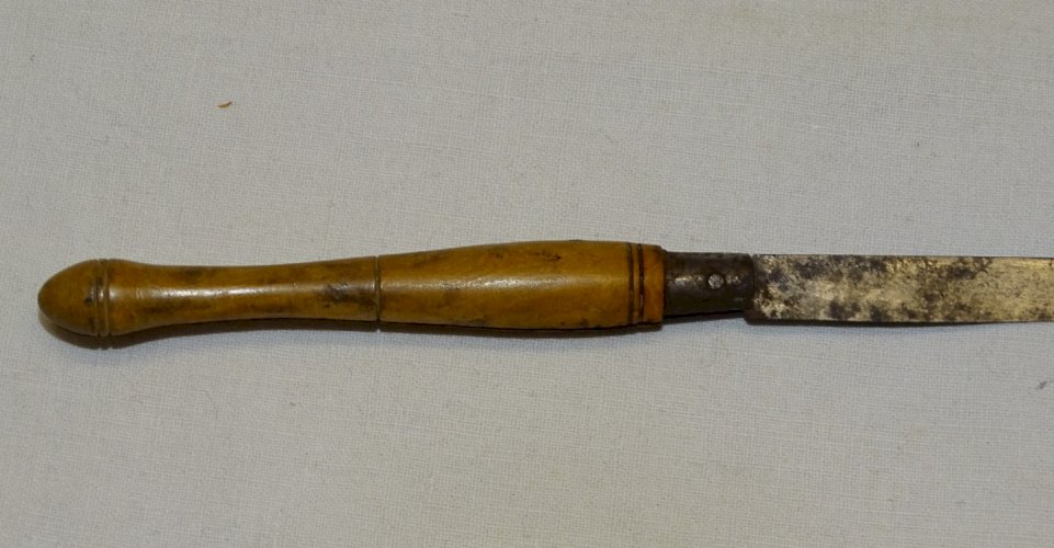 -JOLI ANCIEN PETIT COUTEAU PLIANT MANCHE BOIS LAME GRAVEE COGNE COLLECTION