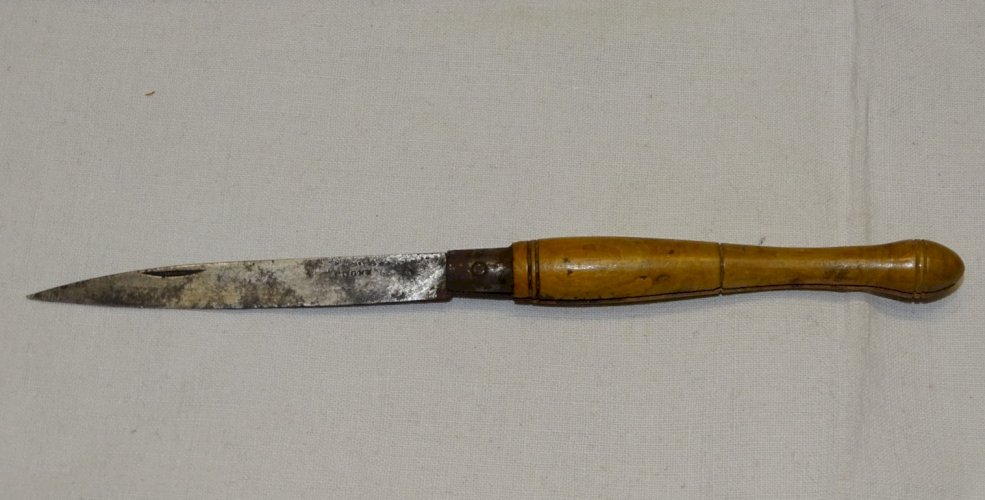 -JOLI ANCIEN PETIT COUTEAU PLIANT MANCHE BOIS LAME GRAVEE COGNE COLLECTION