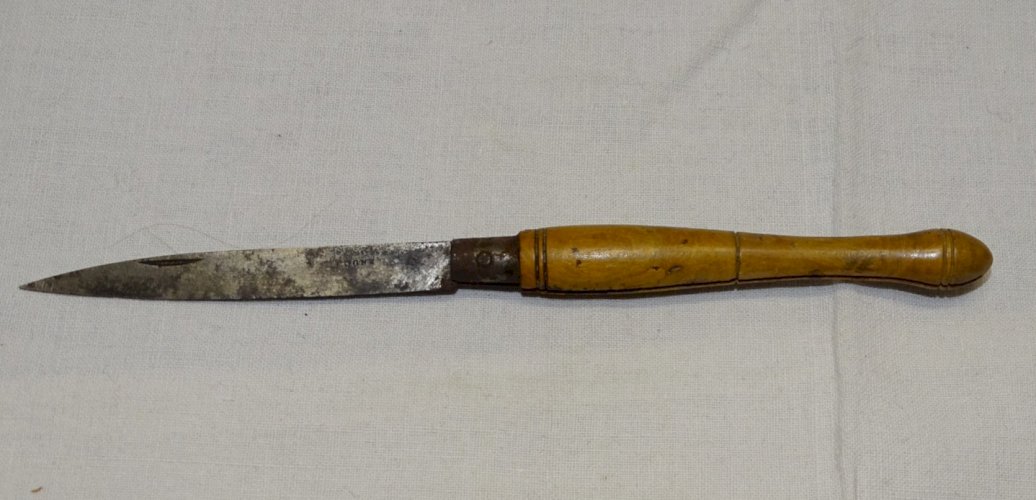-JOLI ANCIEN PETIT COUTEAU PLIANT MANCHE BOIS LAME GRAVEE COGNE COLLECTION