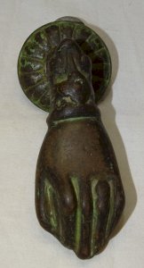 NICE OLD SMALL DOOR KNOCKER HAND SHAPED CAST IRON WITHOUT ITS NAIL