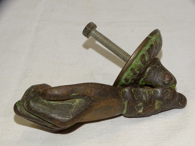 - JOLI ANCIEN PETIT HEURTOIR DE PORTE FORME MAIN FONTE DE FER SANS SON CLOU   D