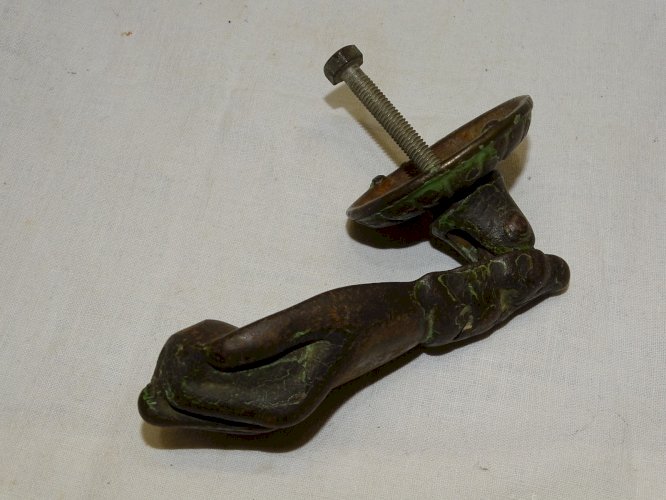 - JOLI ANCIEN PETIT HEURTOIR DE PORTE FORME MAIN FONTE DE FER SANS SON CLOU   D
