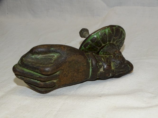 - JOLI ANCIEN PETIT HEURTOIR DE PORTE FORME MAIN FONTE DE FER SANS SON CLOU   D