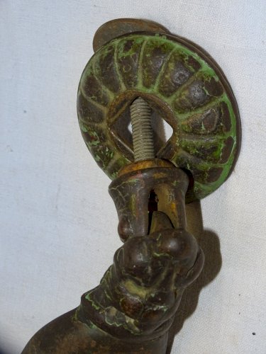 - JOLI ANCIEN PETIT HEURTOIR DE PORTE FORME MAIN FONTE DE FER SANS SON CLOU   D