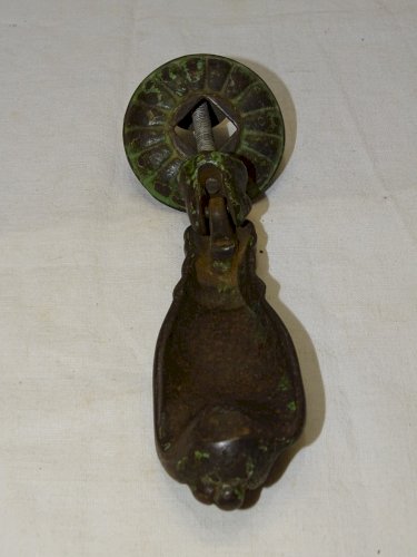 - JOLI ANCIEN PETIT HEURTOIR DE PORTE FORME MAIN FONTE DE FER SANS SON CLOU   D