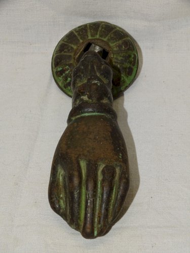 - JOLI ANCIEN PETIT HEURTOIR DE PORTE FORME MAIN FONTE DE FER SANS SON CLOU   D