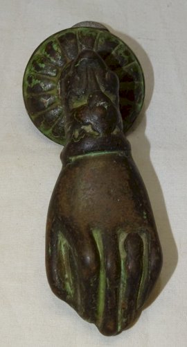 - JOLI ANCIEN PETIT HEURTOIR DE PORTE FORME MAIN FONTE DE FER SANS SON CLOU   D