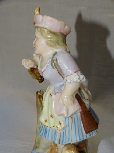 -JOLI ANCIEN PETIT SUJET PORCELAINE ALLEMANDE? PORTE PIQUES COLLECTION VITRINE D