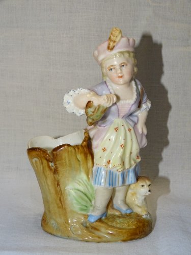-JOLI ANCIEN PETIT SUJET PORCELAINE ALLEMANDE? PORTE PIQUES COLLECTION VITRINE D
