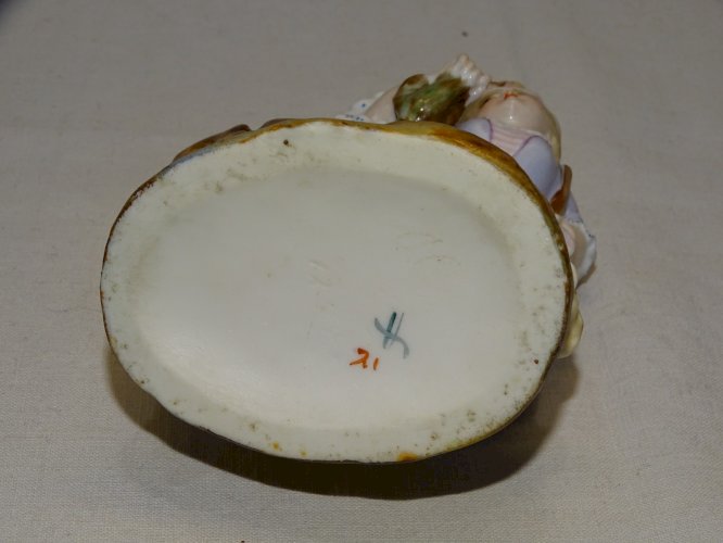 -JOLI ANCIEN PETIT SUJET PORCELAINE ALLEMANDE? PORTE PIQUES COLLECTION VITRINE D