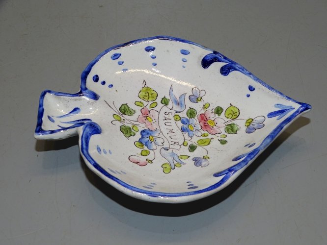 -JOLI ANCIEN PETIT VIDE POCHE signé AR.A. ALFRED RENOLEAU SOUVENIR DE SAUMUR   D