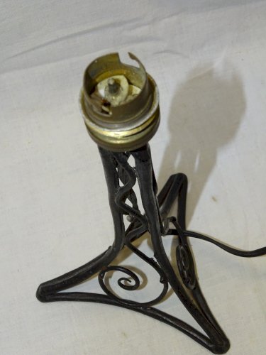 -JOLI ANCIEN PIED DE LAMPE ART DECO FER FORGE sans marque apparente DECO XXe   D