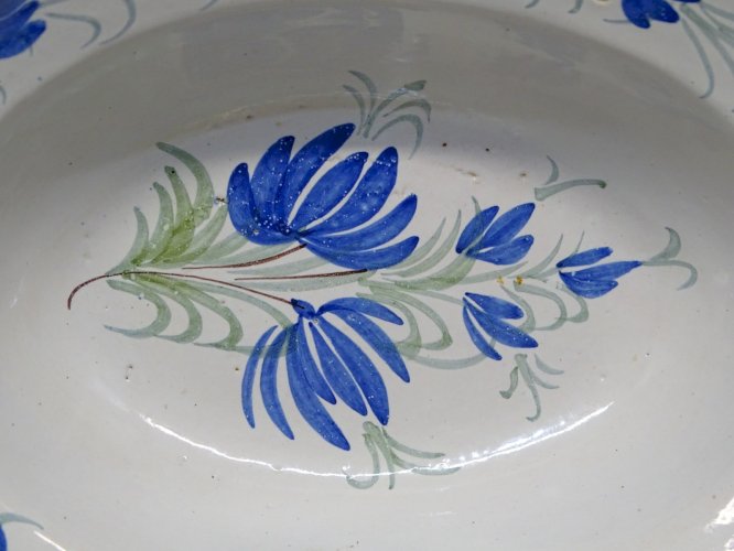 -JOLI ANCIEN PLAT A BARBE XIXe céramique à décor de fleurs Bleues & feuilles   D
