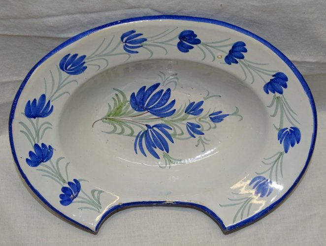 -JOLI ANCIEN PLAT A BARBE XIXe céramique à décor de fleurs Bleues & feuilles   D