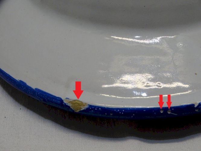 -JOLI ANCIEN PLAT A BARBE XIXe céramique à décor de fleurs Bleues & feuilles   D