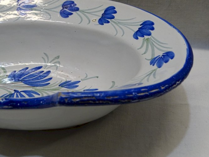 -JOLI ANCIEN PLAT A BARBE XIXe céramique à décor de fleurs Bleues & feuilles   D