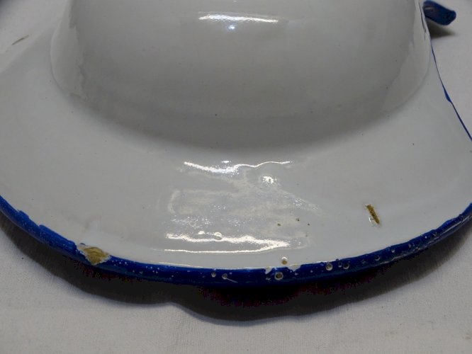 -JOLI ANCIEN PLAT A BARBE XIXe céramique à décor de fleurs Bleues & feuilles   D