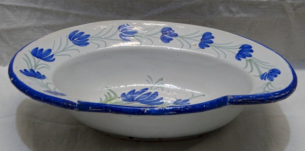 -JOLI ANCIEN PLAT A BARBE XIXe céramique à décor de fleurs Bleues & feuilles   D
