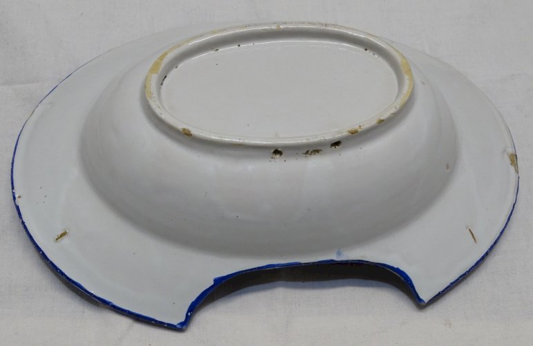 -JOLI ANCIEN PLAT A BARBE XIXe céramique à décor de fleurs Bleues & feuilles   D