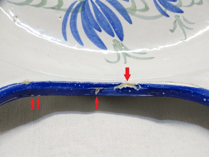 -JOLI ANCIEN PLAT A BARBE XIXe céramique à décor de fleurs Bleues & feuilles   D