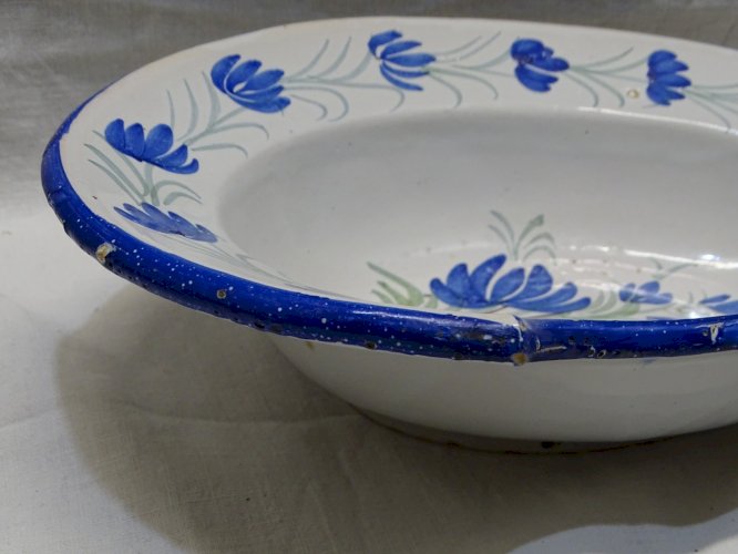 -JOLI ANCIEN PLAT A BARBE XIXe céramique à décor de fleurs Bleues & feuilles   D