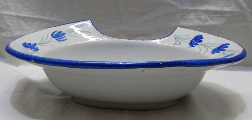 -JOLI ANCIEN PLAT A BARBE XIXe céramique à décor de fleurs Bleues & feuilles   D