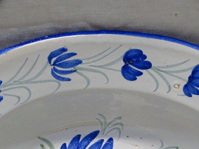 -JOLI ANCIEN PLAT A BARBE XIXe céramique à décor de fleurs Bleues & feuilles   D