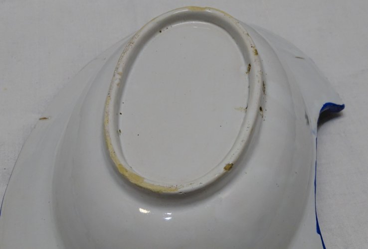 -JOLI ANCIEN PLAT A BARBE XIXe céramique à décor de fleurs Bleues & feuilles   D
