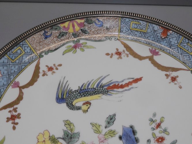 -JOLI ANCIEN PLAT de PRESENTATION PORCELAINE BORDURE ARGENT MOTIFS CHINOIS   D