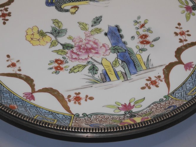 -JOLI ANCIEN PLAT de PRESENTATION PORCELAINE BORDURE ARGENT MOTIFS CHINOIS   D