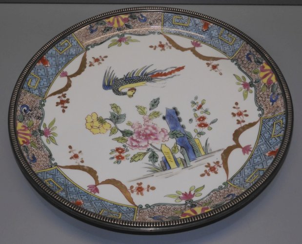 -JOLI ANCIEN PLAT de PRESENTATION PORCELAINE BORDURE ARGENT MOTIFS CHINOIS   D