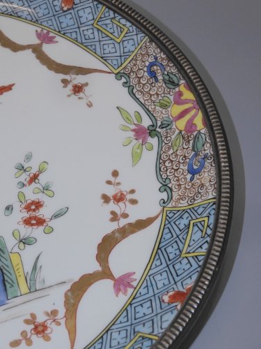 -JOLI ANCIEN PLAT de PRESENTATION PORCELAINE BORDURE ARGENT MOTIFS CHINOIS   D