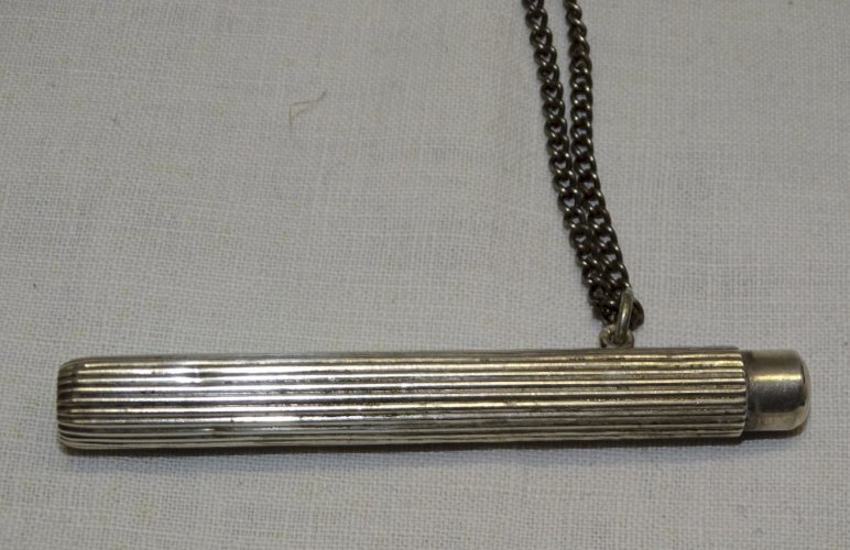 -JOLI ANCIEN PORTE CRAYON poinçons TETES SANGLIER et CHAINE EN ARGENT  D