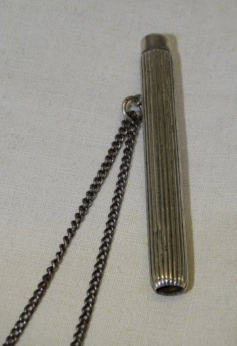 -JOLI ANCIEN PORTE CRAYON poinçons TETES SANGLIER et CHAINE EN ARGENT  D