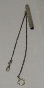 -JOLI ANCIEN PORTE CRAYON poinçons TETES SANGLIER et CHAINE EN ARGENT poinçon?