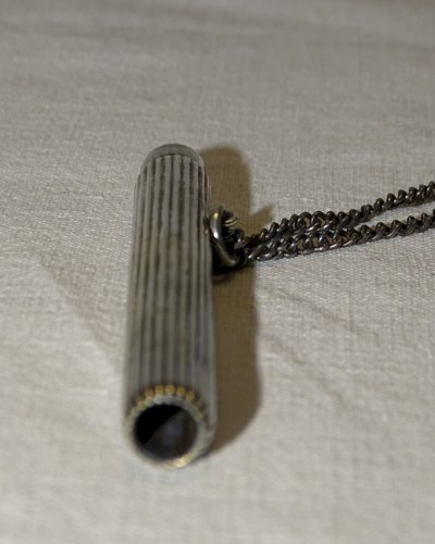 -JOLI ANCIEN PORTE CRAYON poinçons TETES SANGLIER et CHAINE EN ARGENT poinçon?