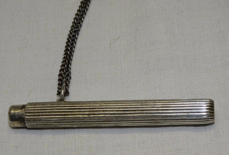 -JOLI ANCIEN PORTE CRAYON poinçons TETES SANGLIER et CHAINE EN ARGENT poinçon?