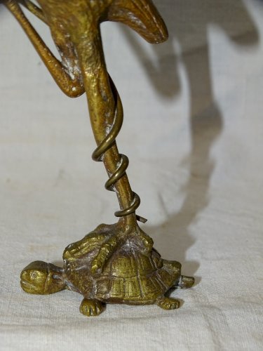 -JOLI ANCIEN PORTE MONTRE BRONZE OISEAU ECHASSIER GRIMPE SUR UNE TORTUE    D