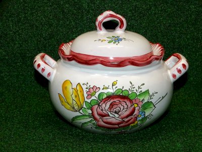 -JOLI ANCIEN POT COUVERT BONBONNIERE CERAMIQUE NON MARQUEE RENOLEAU ?    D