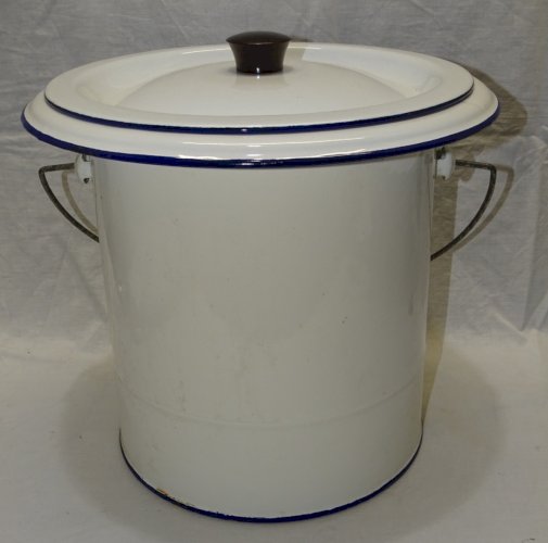 - JOLI ANCIEN POT DE CHAMBRE EMAILLE BLANC MARQUE LEOPOLD avec son COUVERCLE   D